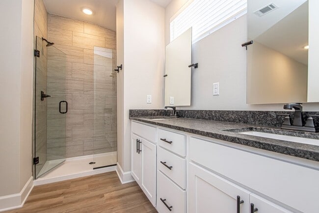 Building Photo - 2 Bed 2 Bath 2 Car Garage Townhome in Rock...