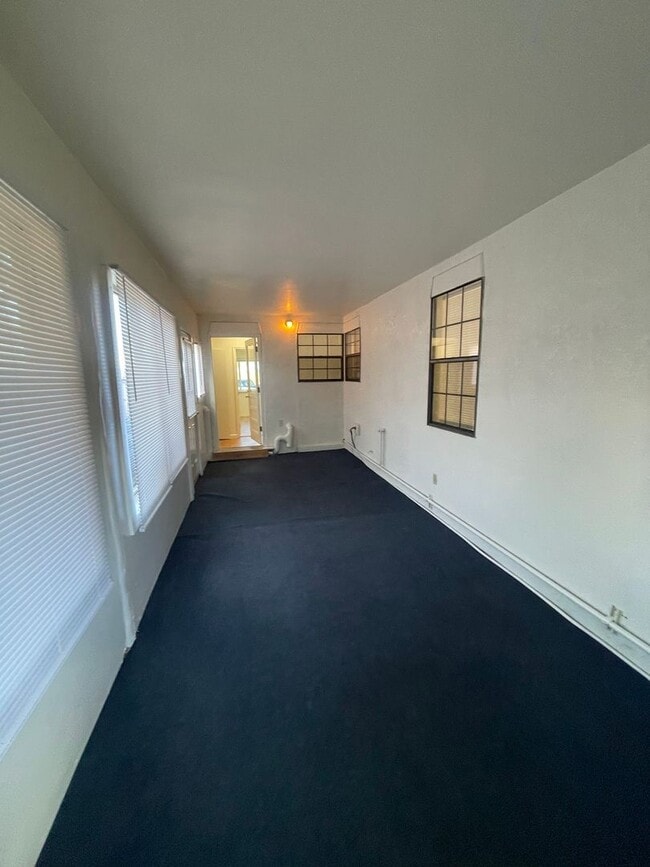 Building Photo - Newly updated & Ready to move in - 3 bdr, ...