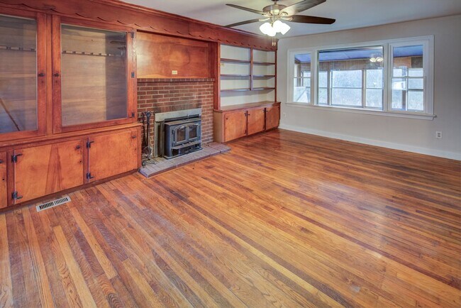 Building Photo - Charming Cecil Cape Cod Showing Saturday 12/13 9am-9:15am