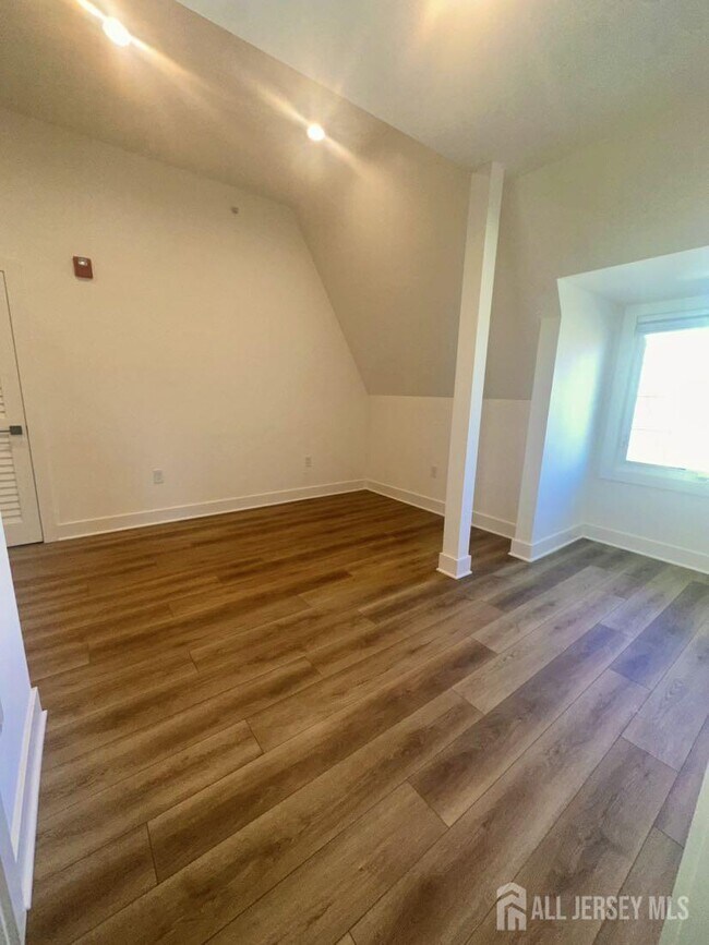 Building Photo - 195 Main St