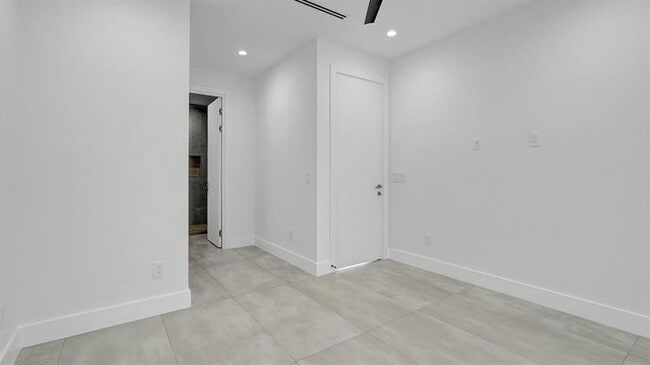 Building Photo - 1620 NE 5th Ct