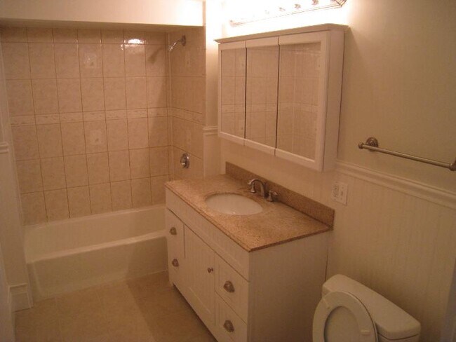 Building Photo - 10 Evergreen Ave