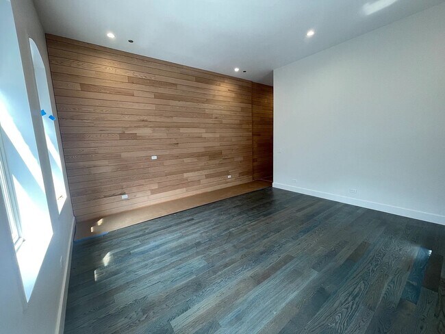 Building Photo - 1057 N Wolcott Ave