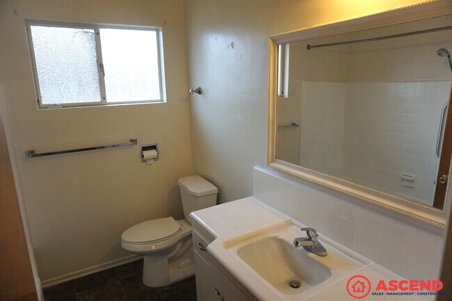 Building Photo - 2112 Kingston Pl