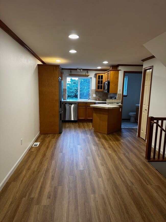 Building Photo - Appealing 2 bed / 1.5 bath townhouse in Greenwood/N Seattle with new flooring