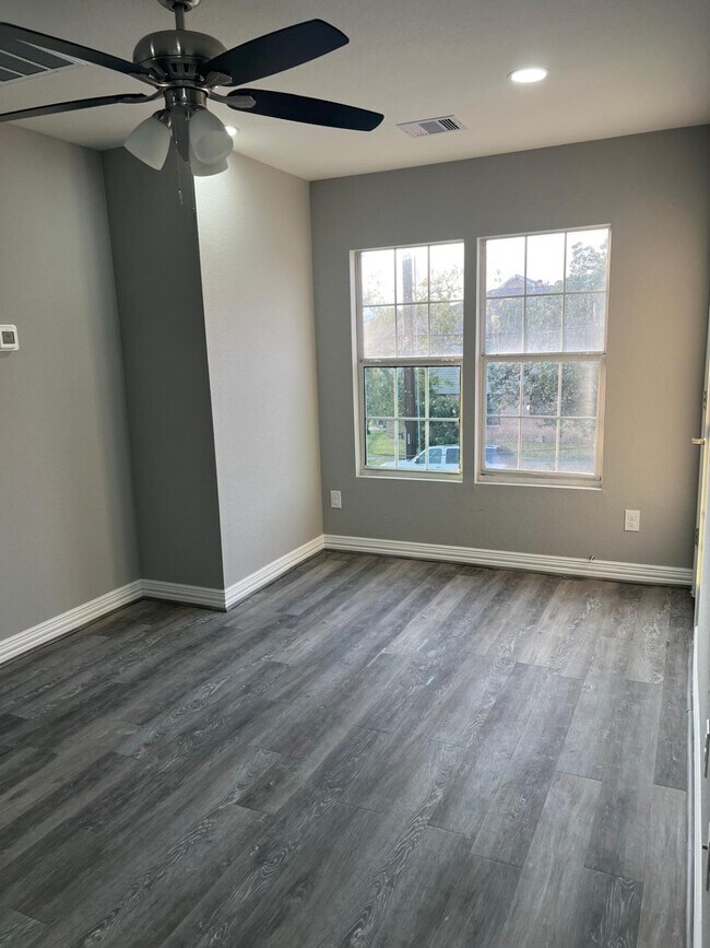 Building Photo - 4011 Delano St