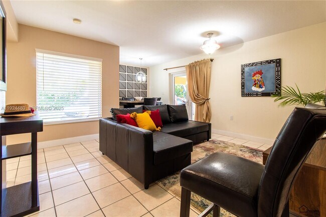 Building Photo - 985 SW 10th St