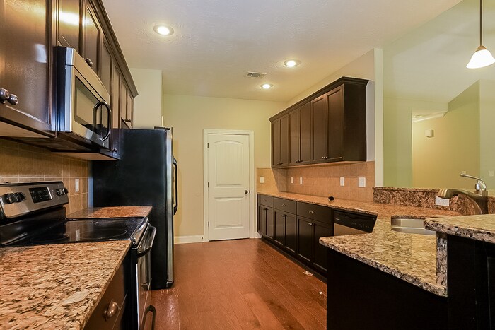 Building Photo - 828 Erika Ln