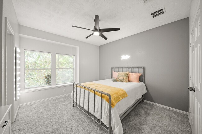 Building Photo - 4703 Oxbow Cir W