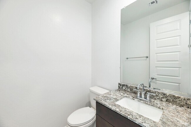 Building Photo - Like New luxurious townhome with 2 Master ...