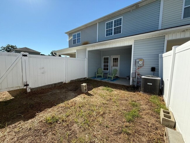 Building Photo - 2 bedroom, 2.5 bath Townhouse