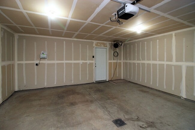 Building Photo - Reserve this Twin Home in a COZY Neighborhood Available Now!