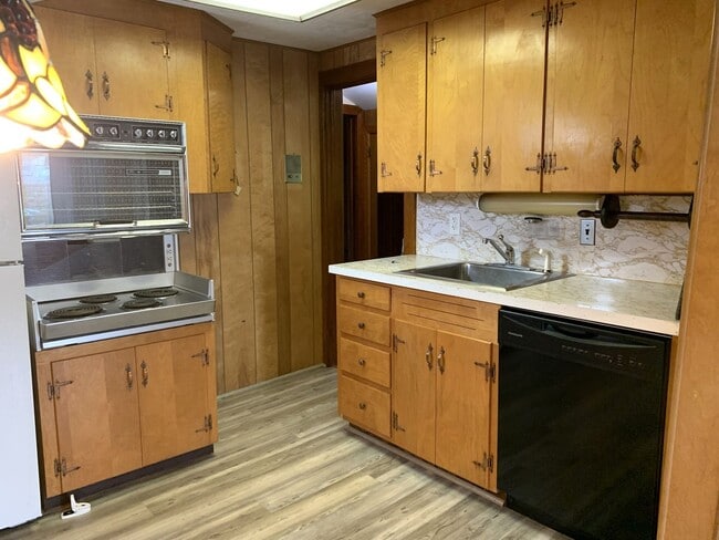 Building Photo - Charming single-family home just a short w...