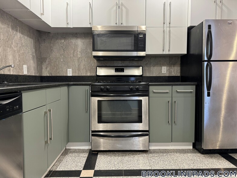 Building Photo - 69 Babcock St