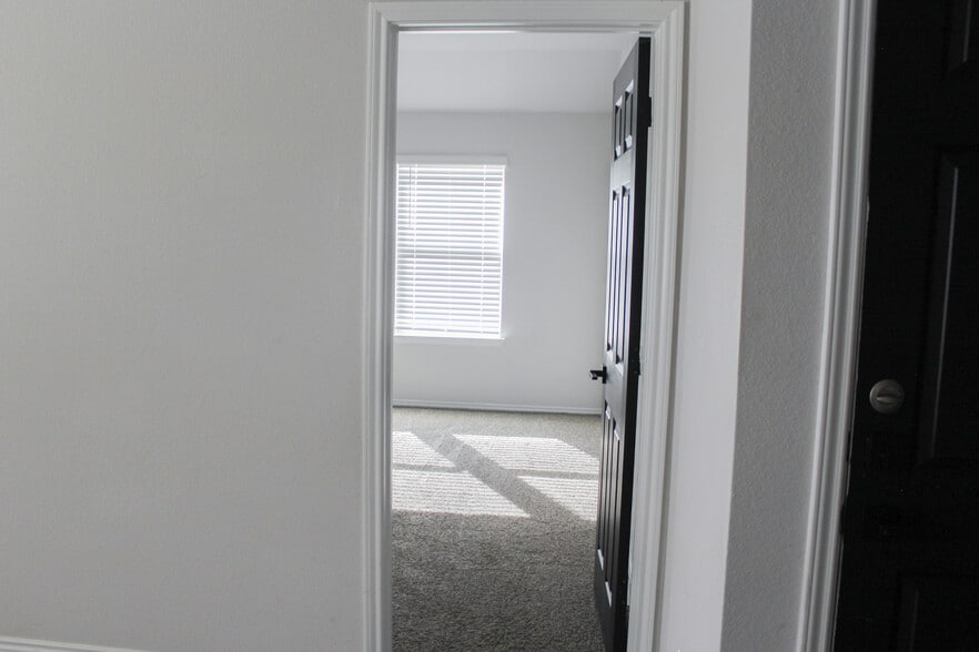 Building Photo - 1013 Velvet Ct