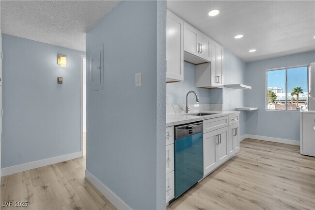 Building Photo - 725 N Royal Crest Cir