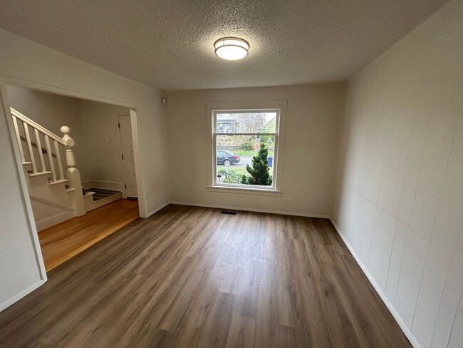 Building Photo - Great 3 bedroom 1.75 bath House in Tacoma with large backyard!