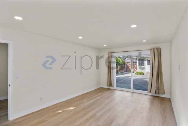 Building Photo - 319 Iris Way