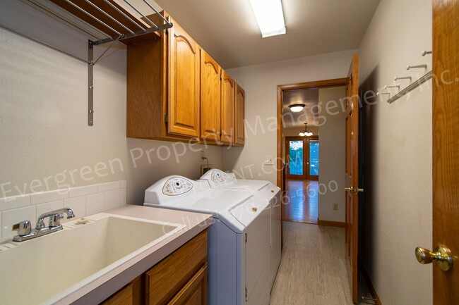 Building Photo - 1223 Red Oak Ct