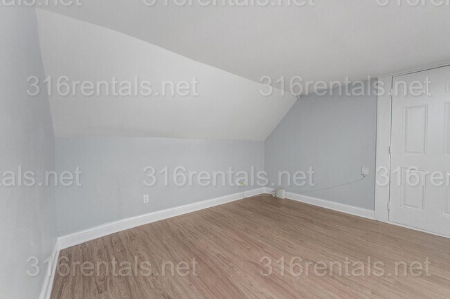 Building Photo - $850 - 1 bed 1 bath - Beautiful newly renovated Multi-family home located in Delano