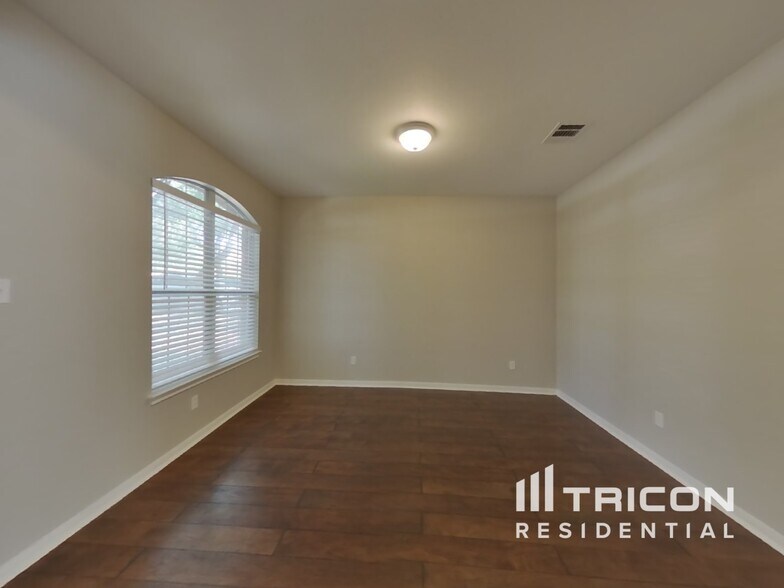 Building Photo - 405 Red Hawk Dr