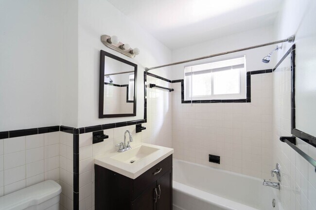 Building Photo - 50's Rambler with 5 BR & 3 BA in One of the Best Locations in Arlington