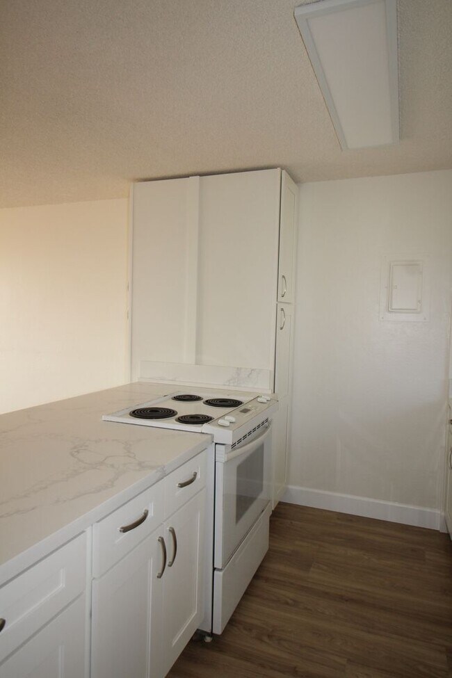 Building Photo - High 2 bedroom with sweeping views!