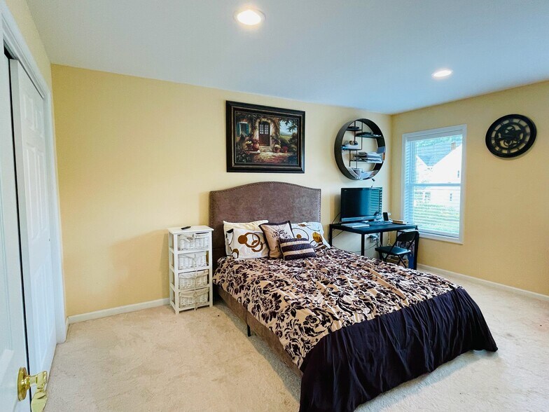 Building Photo - 2 Decroce Ct