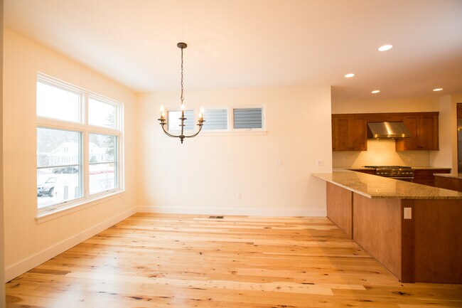 Building Photo - 18 E Beall St