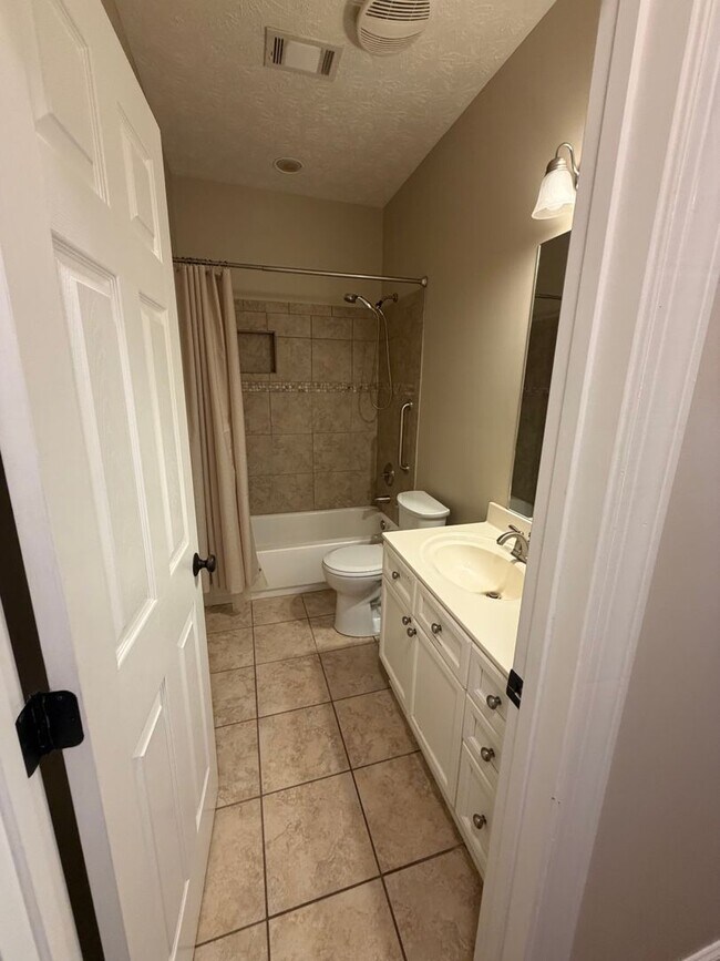 Building Photo - Cozy Condo in Gardens at Gatewood!
