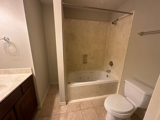 Building Photo - 2 BED 2 BATH TOWNHOME ON SHUTTLE ROUTE NEAR CAMPUS -  WITH POOL!