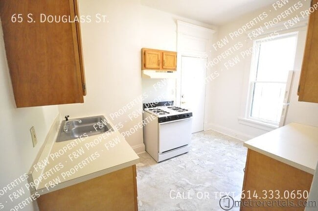 Building Photo - 65 S Douglass St