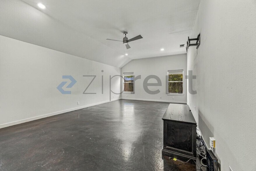 Building Photo - Unit