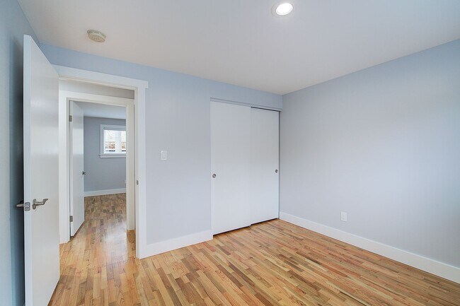 Building Photo - 3Bd/1.5Ba Bellevue House