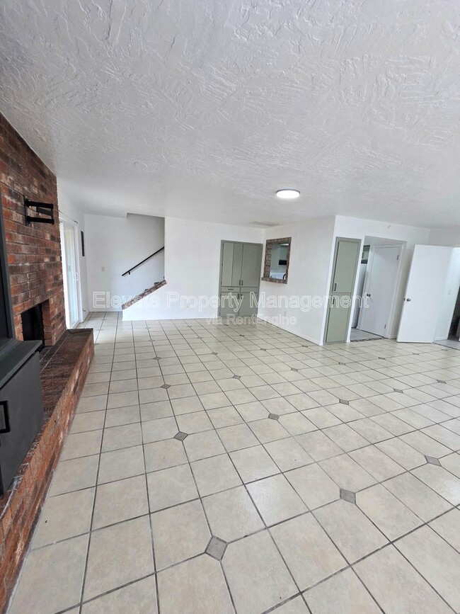 Building Photo - 530 Westwood Ct