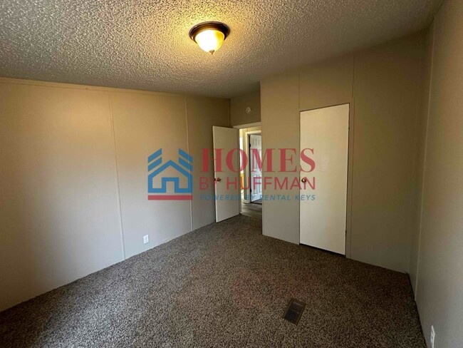 Building Photo - Three Bedroom | Two Bath House