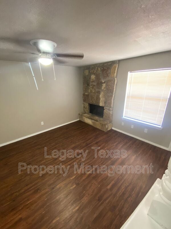 Building Photo - 1608 Sun Valley Dr