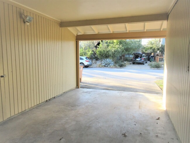 Building Photo - Adorable 2-bedroom/1-bath Duplex in Rosedale