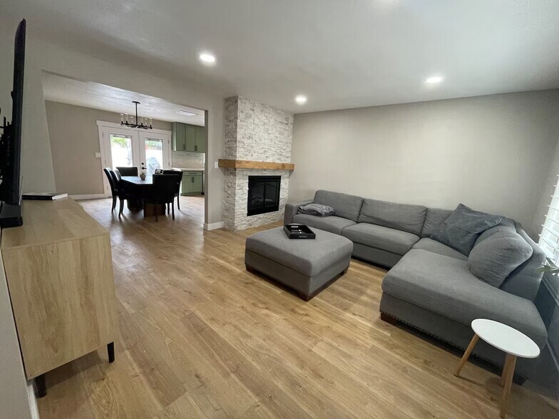 Primary Photo - 3638 N 90th Ave