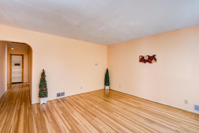 Building Photo - UPTOWN 3 Bedroom  2 bath  with Garage