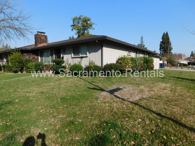 Building Photo - Wonderful Sierra Oaks 3bd/2ba Duplex with 2 Car Garage