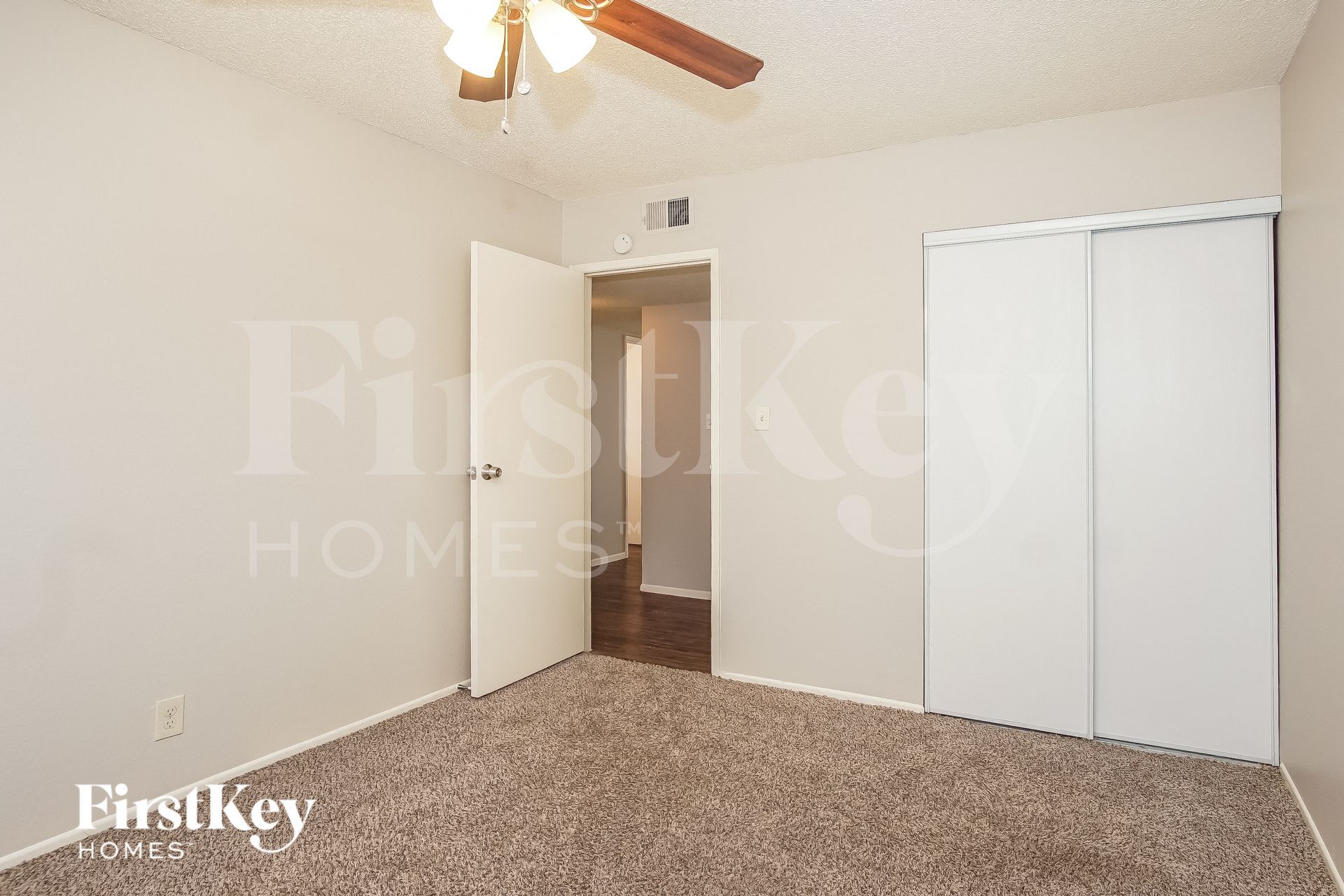 Building Photo - 5260 Saratoga Dr