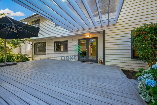 Building Photo - Stunning 5-Bedroom Home in Bellevue’s Top School District!