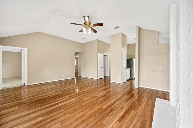 Building Photo - 16019 Mission Village Dr
