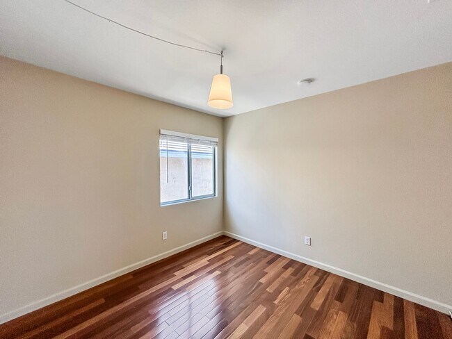 Building Photo - Beautiful 4BD/2.5BA House in Eastlake W/ O...