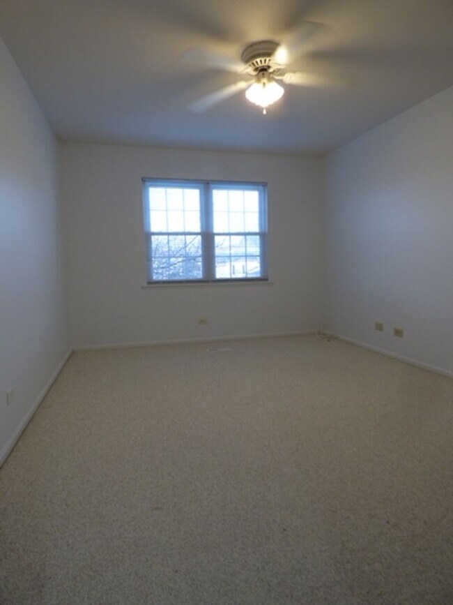 Building Photo - Beautiful 2 bd 1 1/2 ba as soon as July 1 move-in. Great Vernon Hills location!