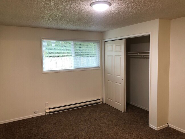 Building Photo - Three Bedroom Duplex in South East Salem
