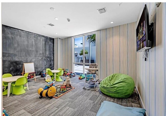 Building Photo - 1010 SW 2nd Ave