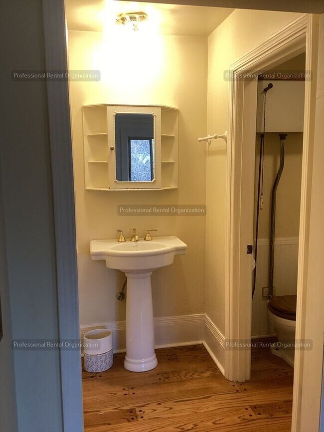 Building Photo - A price and views that can't be beat- Upper Flat with deck & expansive Vineyard and Sunset views