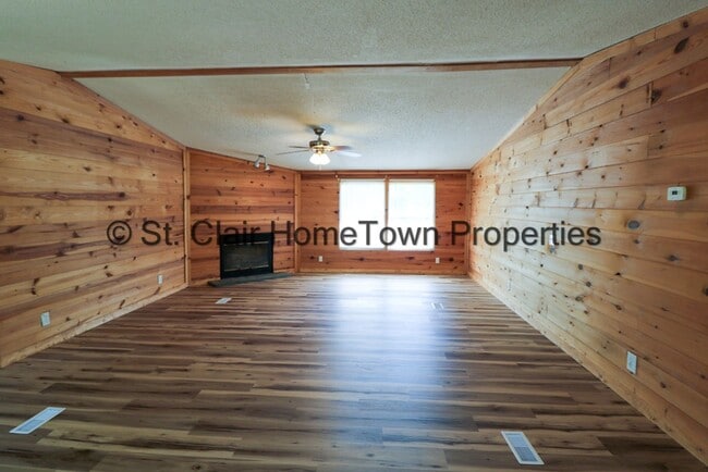 Building Photo - Large Home